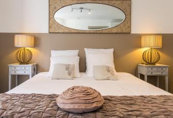 Le Mas des Roches    Velaux has rooms with a private hot tub