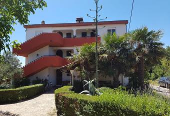 Haus Aurora has Balcony rooms