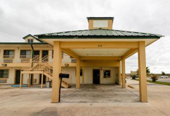 OYO Hotel Pearsall I-35 East has Balcony rooms