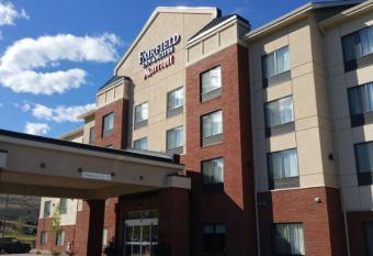 Fairfield Inn & Suites by Marriott Vernon has rooms with a private hot tub