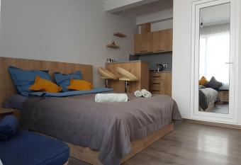 Cosy Apartment has Balcony rooms