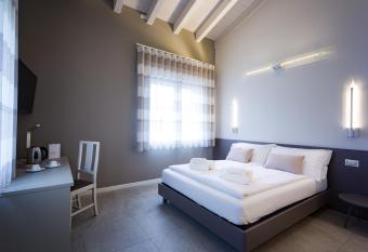 Borgocinquanta has Balcony rooms