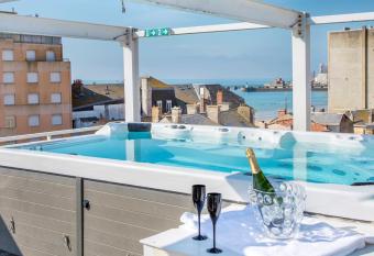 H  tel Arc en Ciel et SPA - Les Sables d Olonne has Balcony rooms