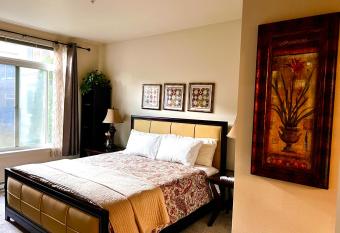 Cozy home nearby most attractions Seattle center has Balcony rooms