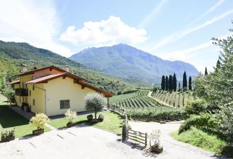 Agritur Casteller has Balcony rooms