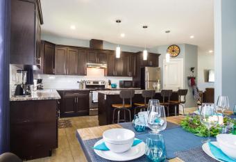 MOUNTAIN STYLE HOME I w Secondary Suite I w free parking & WiFi! has Balcony rooms