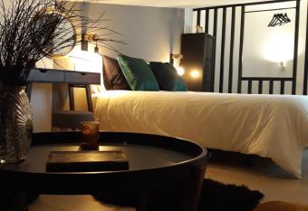 La Mar de Ben allows 18 year olds to book a room