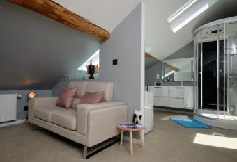 MV Suite & Spa has Balcony rooms