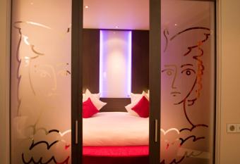 H  tel & Spa Vatel has rooms with a private hot tub