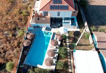 The Pines Boutique Villa - Vama Veche has Balcony rooms
