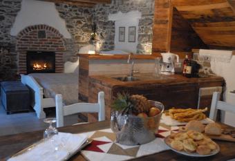 Chalet in pietra e legno con caminetto has Balcony rooms