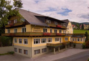 Gasthof-Hotel Jaritz has Balcony rooms