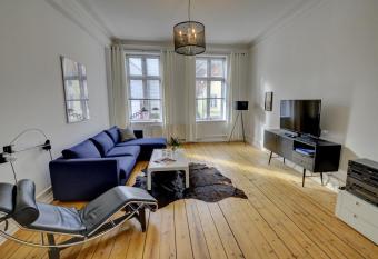 Albatros allows 18 year olds to book a room