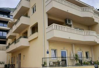 Apartments Akmadzic has Balcony rooms