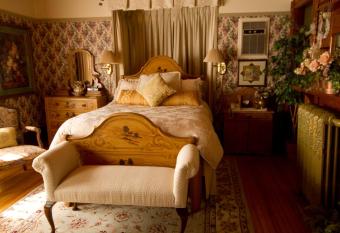 Victoria's Historic Inn has rooms with a private hot tub