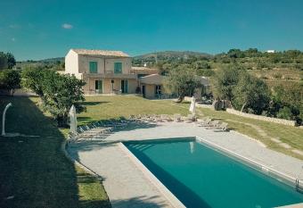 Relais Terre di Romanello has rooms with a private hot tub