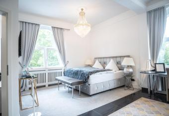 VILLA BOWDY has rooms with a private hot tub