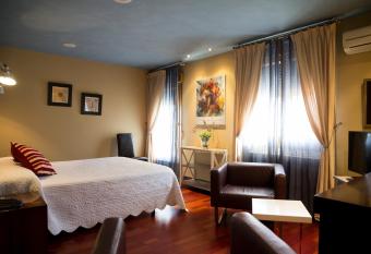 Hostal Fuentefria has Balcony rooms