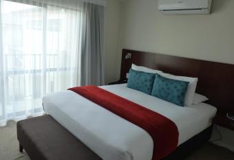 Astra Motor Lodge has rooms with a private hot tub