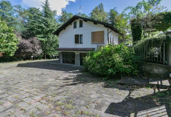 Villa Ferrari has Balcony rooms