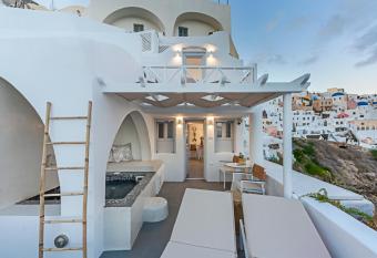 Helianthus Suites- Caldera Caves allows 18 year olds to book a room