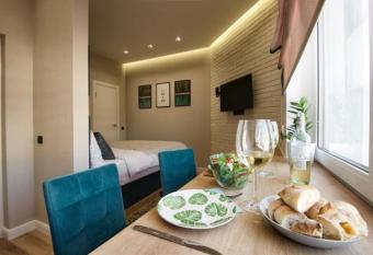 Allurapart Plaza allows 18 year olds to book a room