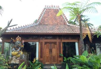 Kupu-kupu allows 18 year olds to book a room