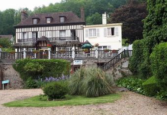 Restaurant & Chambres d H  tes L Eau Vive allows 18 year olds to book a room