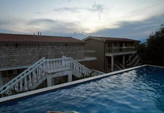 Apartments Dragi  i   has Balcony rooms