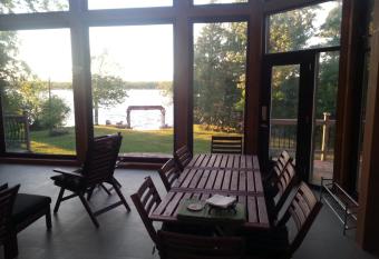 Birch Point Villa has Balcony rooms