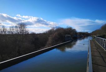 The Railway Inn - 3 Bedrooms has rooms with a private hot tub