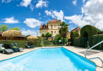 HOTEL DES DAUPHINS allows 18 year olds to book a room