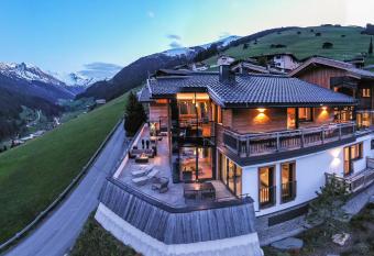 Chalet  s Alpenjuwel has Balcony rooms