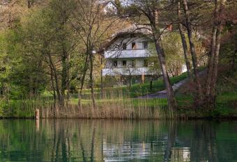 Lake House Sebanc has Balcony rooms