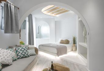 Majestique of Naxos has rooms with a private hot tub