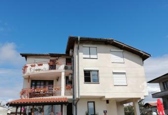 Ianakiev Guest House has Balcony rooms