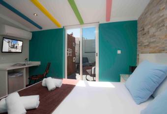 Casual de las Artes Valencia allows 18 year olds to book a room