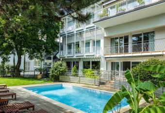 Garrigae Villa La Florangerie - H  tel - Piscine & SPA has rooms with a private hot tub