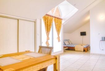 Studio avec balcon amenage et wifi a Saint Gilles les Bains a 1 km de la plage has Balcony rooms