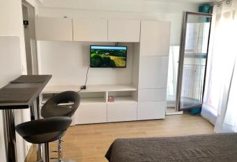 Studio Gare Saint Charles allows 18 year olds to book a room