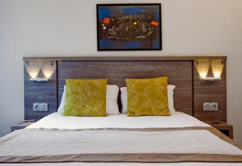 S  jours & Affaires Clermont Ferrand Park R  publique allows 18 year olds to book a room