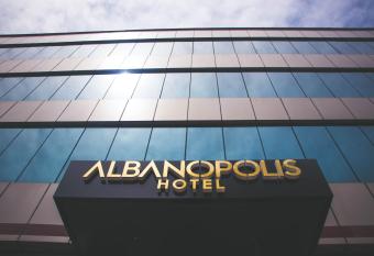 Albanopolis Hotel has rooms with a private hot tub