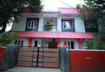 LA CASA THE HOMESTAY has Balcony rooms