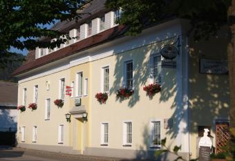 Gasthaus-Pension Schwarzer Graf allows 18 year olds to book a room