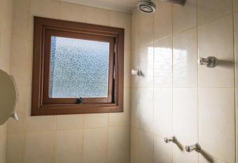 Pousada Serrana has rooms with a private hot tub