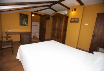 Hotel Posada San Antonio has rooms with a private hot tub