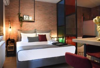 Q Luxury Rooms has rooms with a private hot tub