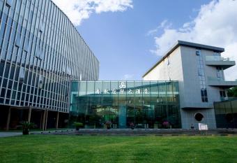 UrCove by Hyatt Shanghai Pudong East has rooms with a private hot tub