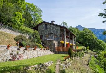 Apartaments Fontalba allows 18 year olds to book a room