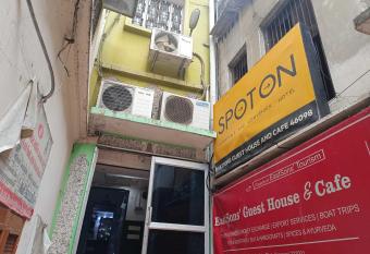 SPOT ON Eastsons  Guest House & Cafe allows 18 year olds to book a room